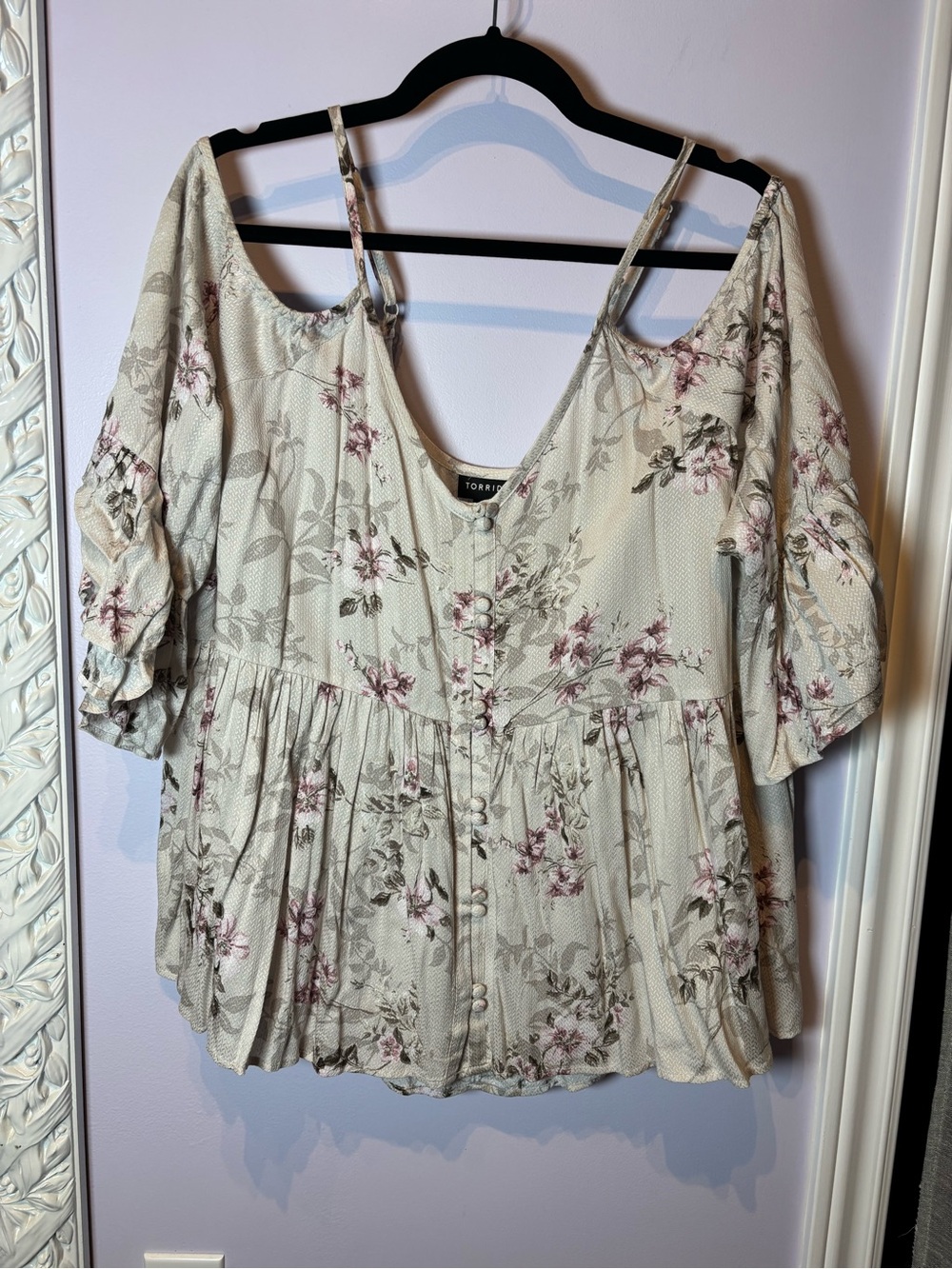 torrid Cream Floral Cold-Shoulder Button Front Blouse Size 1 (14/16)